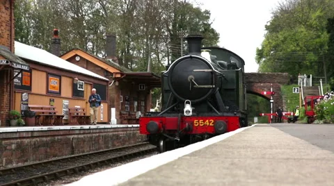 5542 steam train pulling alongside Bishops Lydeard station platform Vidéo 44869101