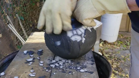 56 Ceramic Firing - Pot Mud Slip Removal Revealing Carbon Stenciling Vidéo 79575894
