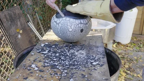57 Ceramic Firing - Pot Mud Slip Removal Revealing Carbon Stenciling Vidéo 79575816
