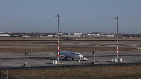 57,000 passengers stranded amid strike at Berlin Airport, Berlín, DE - 18 Mar 20 库存影片 331010842