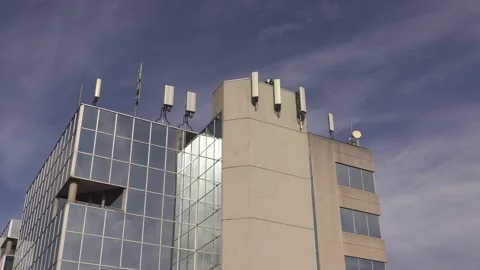 5G cellphone tower antennas on building in city Video stock 154885680