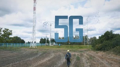 5G concept engineer walking for maintenance of telecom antenna tower Foto stock