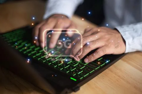 5G network with person using a laptop computer Stockfoto's