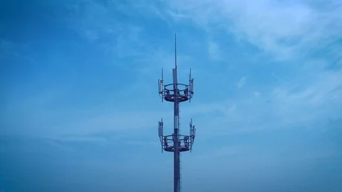 5G smart cellular network antenna base station Stockbeeldmateriaal 129478949