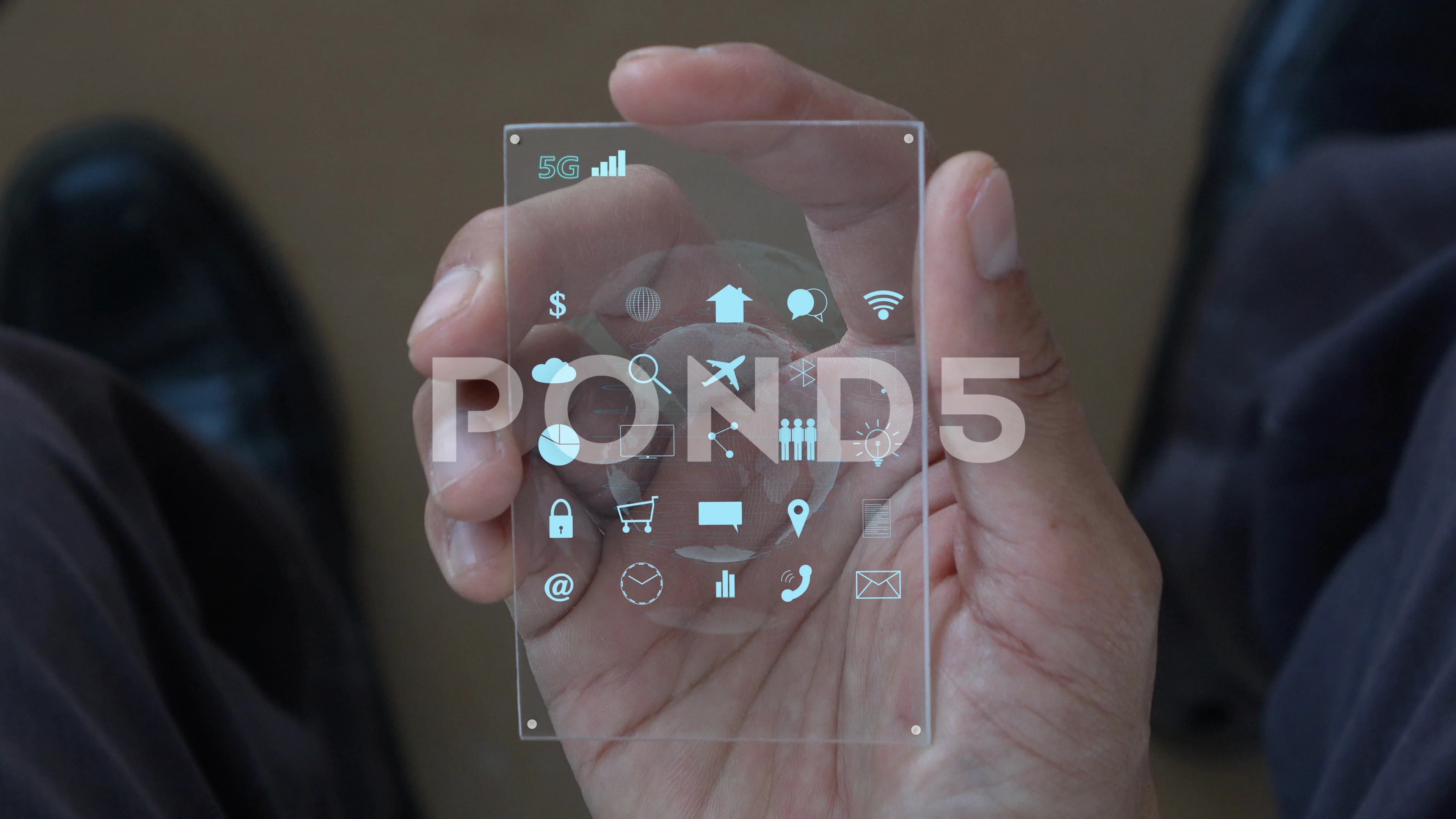 5G technology. Futuristic technology in hand. modern data hologram., image size:3840x2160