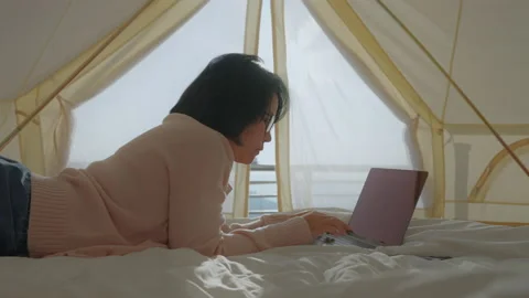 5G wifi workation flexible work anywhere hybrid workplace workspace. Видео 170033117