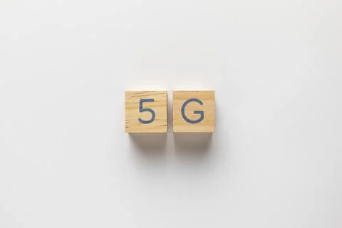 5g written small cubes plain background Foto stock