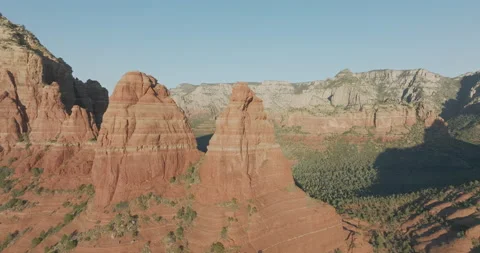 5K Before dusk flying by 2 triangular rock monuments Sedona, deep shadows 動画素材 170167734