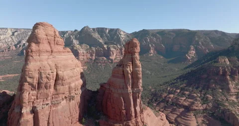 5K Flying Between 2 Red Rock Pillars Sedona Arizona 動画素材 170172498