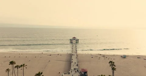 5K Manhattan Beach Drone - Pull Back from Pier to Reveal Downtown Vidéo 243509746