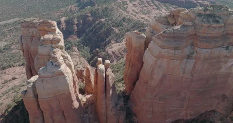 5k Monuments Around Cathedral Rock- Fly Over, Pan Up To Valley 動画素材 170167059