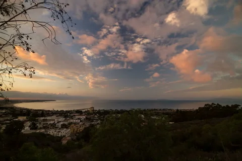 5k Time lapse, Dawn looking over beach city with pink clouds Video stock 42750211