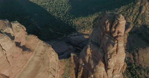 5K Top Down View of Pinnacles of Cathedral Rock, Tilt Up to Shadows, Golden Hour 動画素材 170169041