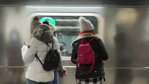 6 train pulling into Grand Central Station passengers in coats and hats NYC 스톡 동영상 169934526