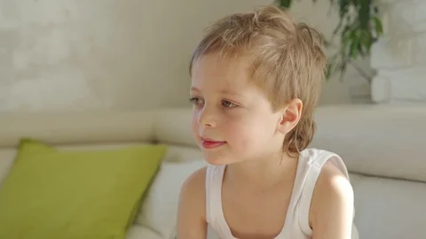 6 year old boy eating green apple and try pull out baby teeth Vídeos de archivo 107918690