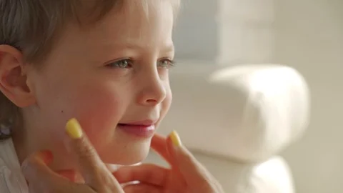 6 year old boy eating green apple and try pull out baby teeth Видео 107920992