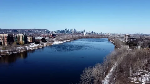 60 fps, Crane down Drone, River Trees, Montreal, Nature, Downtown, Winter, Sn 스톡 동영상 154468372