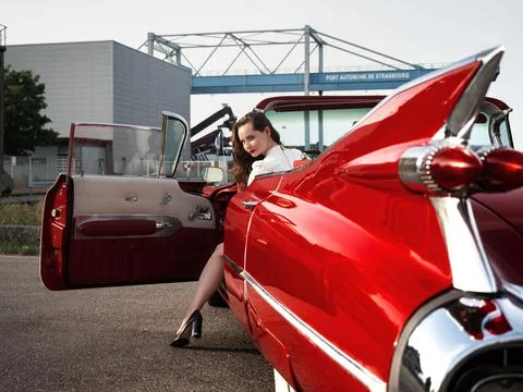 60-s oldtimer red Cadillac and a beautiful young girl Foto stock