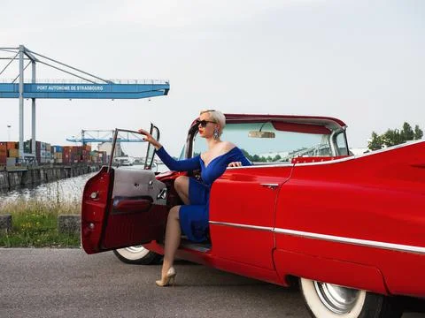 60-s oldtimer red Cadillac and a beautiful young girl Foto stock