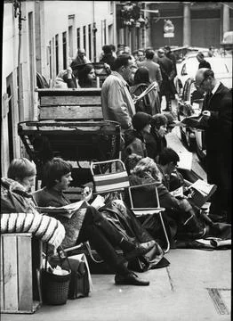 600 People Queue Outside London's Royal Opera House Covent Garden . They Waited  스톡 사진