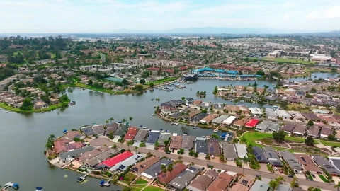 60FPS Orbiting Drone Footage showing Lake San Marcos in San Diego, California Vídeo Stock 328633346