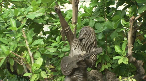 6206 pan down Bob Marley statue, Bob Marley Museum, Kingston Video stock 50449842