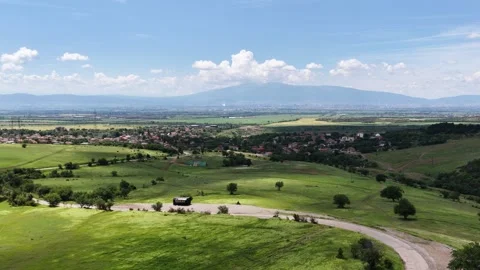 6K forward moving shot of forest path near Kremikovtsi Monastery, Bulgaria Vidéo 338372503