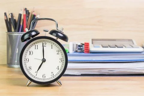 7 AM Clock on work desk in the office Time of businessman working concepts se 스톡 사진