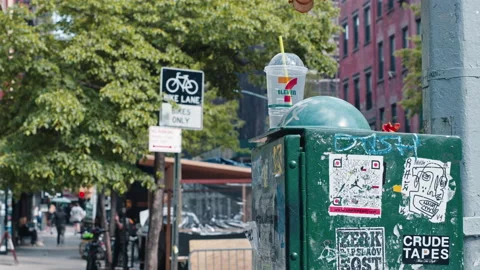 7 Eleven Plastic Cup on NYC Mailbox 스톡 동영상 154149112