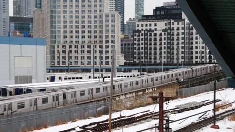 The #7 train going up a ramp &amp; going round a curve 動画素材 148455608