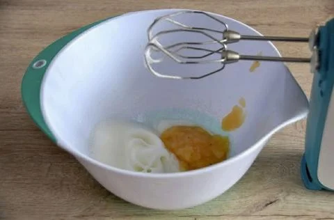 7. Whisk the egg white until fluffy, add the applesauce to the egg white, bea Stock Photos