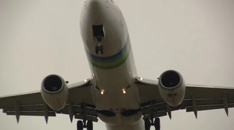 737 flies overhead Stock Footage 8552194