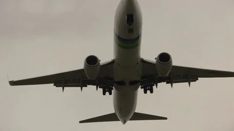 737 passes overhead. Transavia Stock Footage 8552188