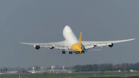 747 lifting off with undercarriage folding up Video stock 106288616