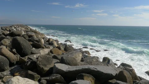 75 Waves hitting Morro Rock 스톡 동영상 97472868