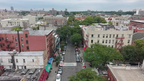8-30-26, Bronx, NY, USA - alt flying over Arthur Avenue in the Bronx Vídeo Stock 344078917