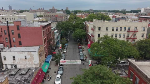 8-30-26, Bronx, NY, USA - alt lower flying over Arthur Avenue in the Bronx Vídeo Stock 344081650