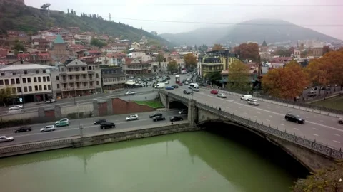 8 bridge over the river, city in the mountains, busy traffic in a mountain t Vídeo Stock 267417286