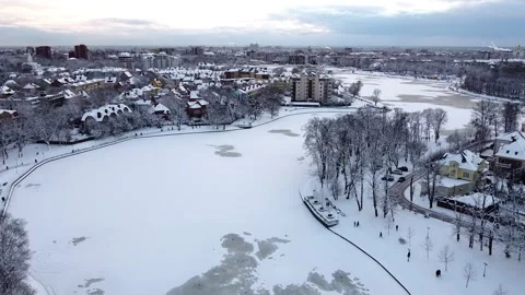 8 flight in winter, quadcopter, city in winter, no sun, flight over the city Stock-Footage 265237568