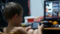 Jovem Mulher Usando Headphones De Jogos Pretende Fazer Jogar Jogos De  Transmissão Ao Vivo On-line Em Casa, Happy Gamer Empreitada Joga Torneio De  Jogos De Vídeo Online Com Luzes De Néon De