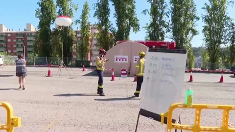 80% of perimeter of Castellví fire stabilized after burning 225 ha, Barcelona, E Vidéo 204047447