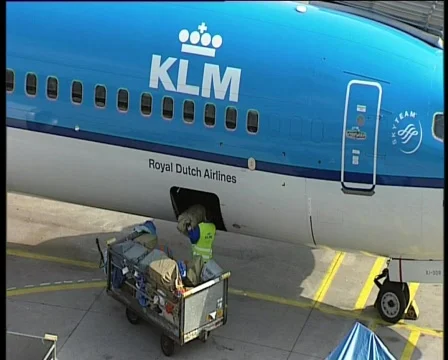 84 loading plane Stock Footage 371160