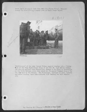 85 Pointers Of The Army Ground Forces Eagerly Clamber Into A Boeing B-17 O... Stock Photos