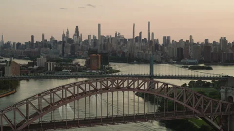 8K Aerial View Shot of Hell Gate Bridge and New York Skyline 스톡 동영상 335899775