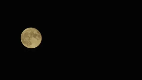 8k Full Moon Rising horizontal through frame Vídeo Stock 224325328