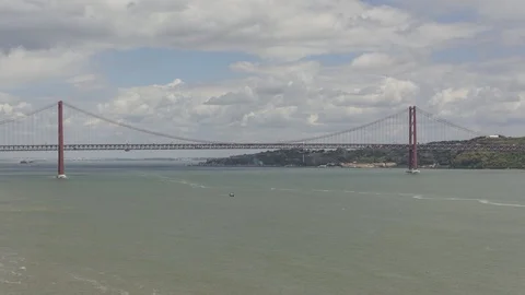 "8K Lisbon: The 25 de Abril suspension bridge" Video stock 100733853