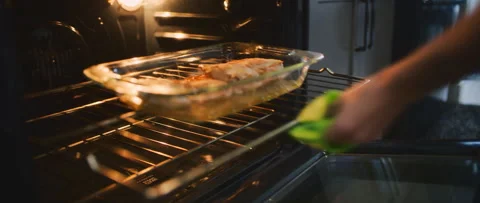 8K • Meal prep • Woman pulls cooked chicken out of oven Vídeo Stock 285067979