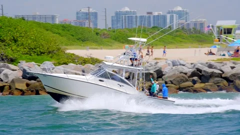 8k Miami video guys returning from a fishing trip in Miami Vidéo 310013748