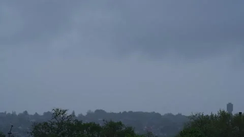 8K Native Timelapse: Moody Overcast Sky and Distant Cityscape Skyline Vídeos de archivo 334808807