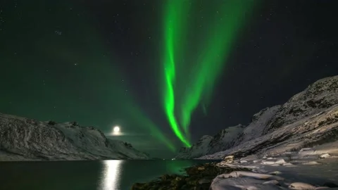 8K Northern lights dancing over Ersfjordbotn Fjord in Troms, Norway. Stockbeeldmateriaal 149118219